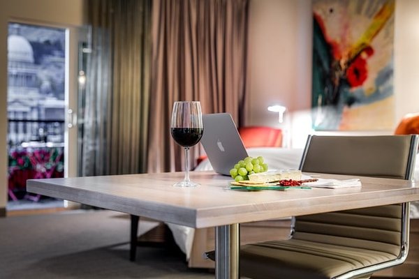 Dégustez en Intimité : Sélection des Meilleurs Hôtels avec Restaurant en Chambre