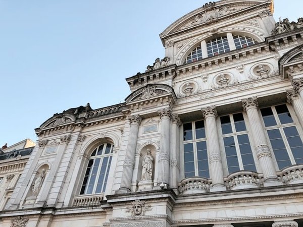 Séjour de rêve à Angers : Top des hôtels avec piscine pour se détendre