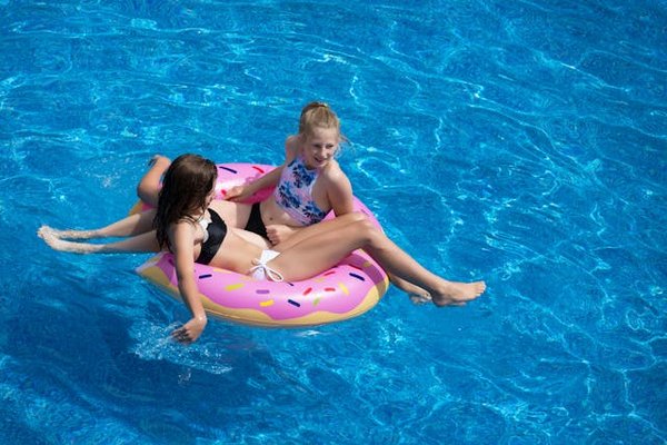 Pourquoi opter pour des locations avec piscine en Normandie?