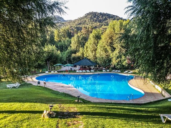 Détente en camping 4 Étoiles avec piscine en Ardèche