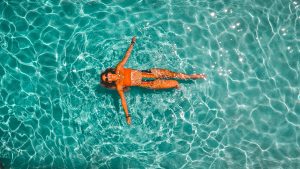 La joie de l'eau dans la piscine
