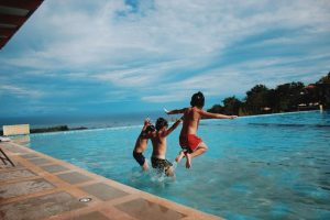 Une location de vacances en Normandie avec piscine, idéale pour se détendre et profiter du cadre verdoyant.