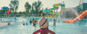 La joie de l'eau dans la piscine
