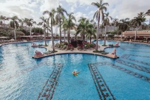 Une belle piscine sécurisée pour les enfants.
